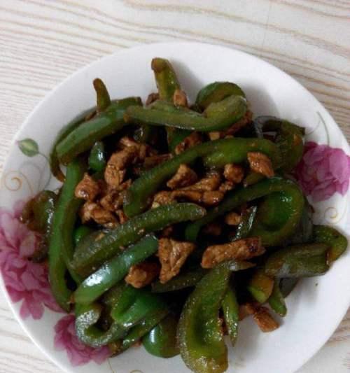 青椒炒红薯杆怎么做？步骤和技巧有哪些？
