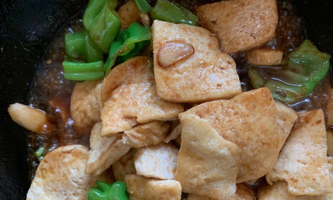 青椒炒豆腐怎么做？步骤和技巧有哪些？