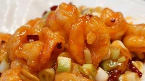 青椒爆虾球的做法是什么？如何在家轻松制作？