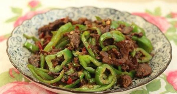 青椒爆炒牛肉怎么做？步骤和技巧有哪些？