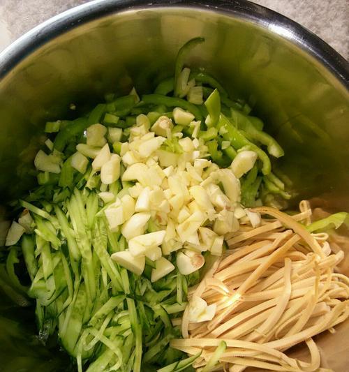 青椒拌干丝怎么做？步骤和技巧有哪些？