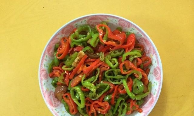 青红辣椒丝瓜炒肉怎么做？步骤和技巧有哪些？