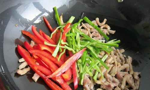 青红辣椒鸡蛋花怎么做？详细步骤和技巧是什么？
