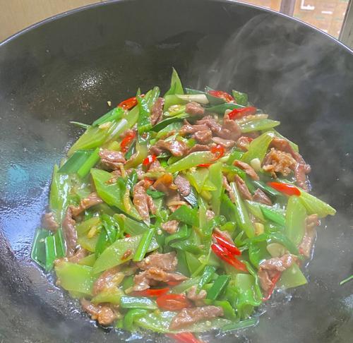 青红辣椒炒梅肉丝的做法是什么？步骤详解如何做？
