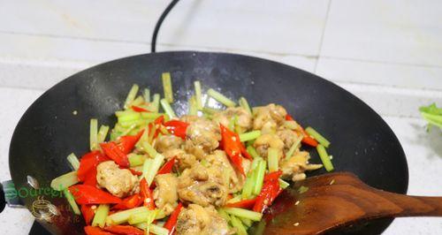 青红辣椒炒鸡腿肉怎么做？步骤和技巧有哪些？