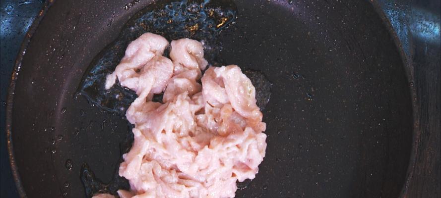 青红椒油豆泡炒肉怎么做？步骤和技巧有哪些？