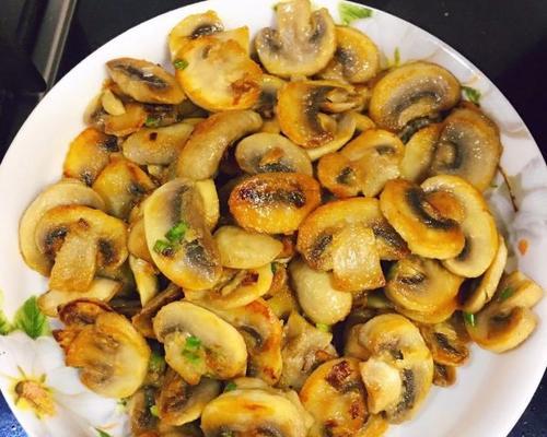青红椒肉炒口蘑怎么做？步骤和技巧有哪些？