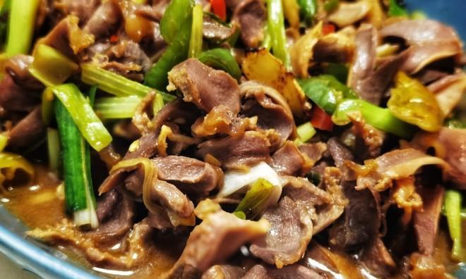 青红椒炒鸭胗怎么做？步骤和技巧有哪些？