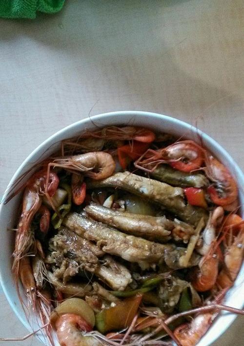 青红椒炒小河鱼怎么做？步骤和技巧有哪些？