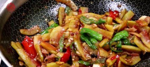 青红椒炒西瓜皮的做法是什么？如何炒制西瓜皮更美味？