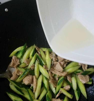 青瓜肉片饭怎么做？步骤和技巧有哪些？
