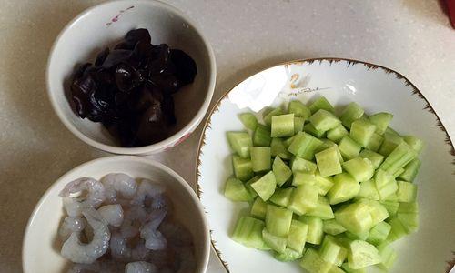 青瓜炒虾球的做法是什么？如何做出鲜嫩多汁的虾球？