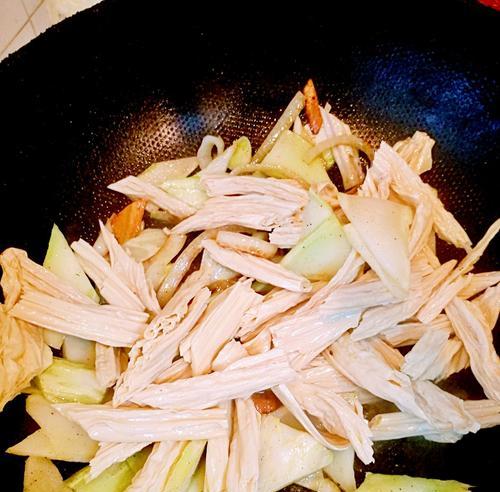 青瓜炒腐竹的做法是什么？步骤详解及常见问题解答？