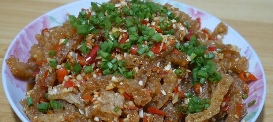 炒麻辣猪皮的做法是什么？如何在家轻松制作？