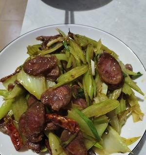 炒辣肠怎么做？有哪些步骤和技巧？