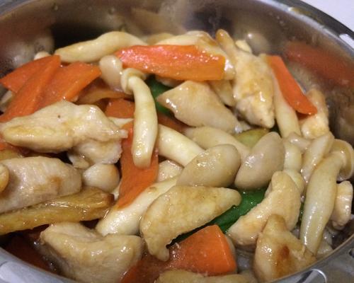炒海鲜菇胡萝卜绿豆芽怎么做？步骤和技巧有哪些？