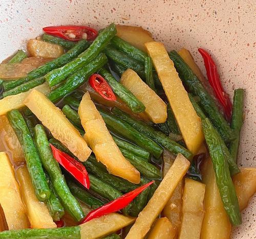 炒豆角的做法是什么？如何炒出鲜嫩可口的豆角？