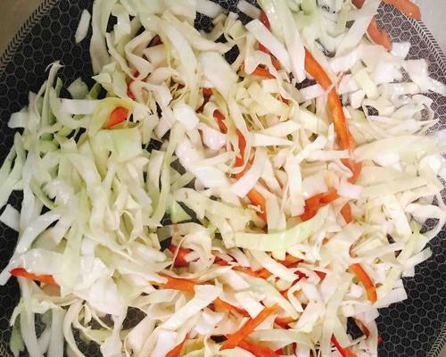 超下饭的包菜炒肉怎么做？有哪些步骤和技巧？