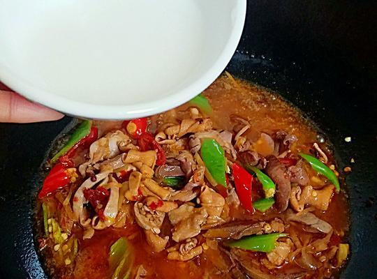 白椒鸡杂的做法是什么？如何在家轻松制作？