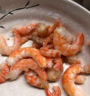 白果青红椒炒对虾怎么做？步骤和技巧有哪些？