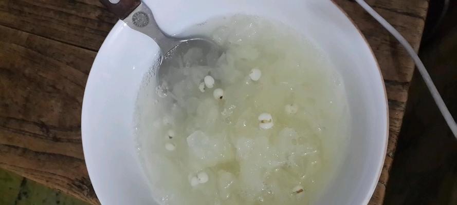 白果莲藕银耳汤怎么做？有哪些健康益处？