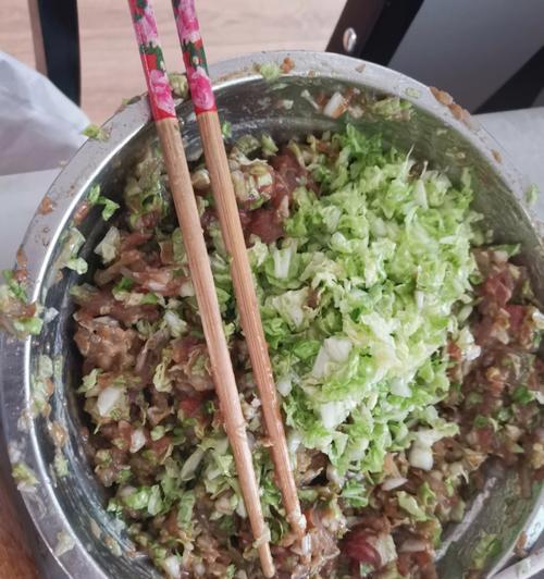 如何制作美味的白菜猪肉大馅饺子？步骤和技巧是什么？