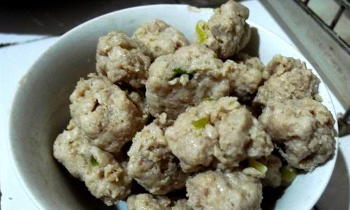 白菜丸子豆腐怎么做？步骤和技巧有哪些？
