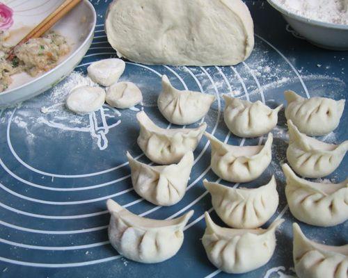 白菜肉馅蒸饺子的做法是什么？如何做出鲜美多汁的蒸饺？