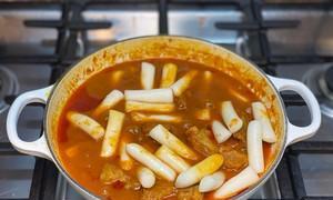 白菜年糕烩排骨怎么做？步骤和技巧有哪些？