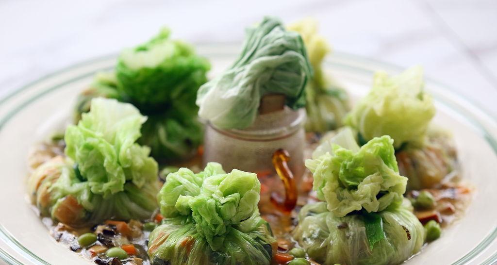 白菜包饭怎么做？有哪些简单步骤和技巧？