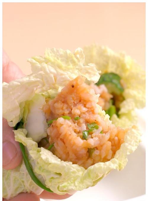 白菜包饭怎么做？有哪些简单步骤和技巧？