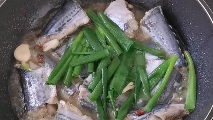 鲅鱼炖粉条怎么做？步骤和技巧有哪些？