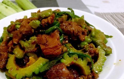 扒皮鱼焖苦瓜怎么做？步骤和技巧有哪些？