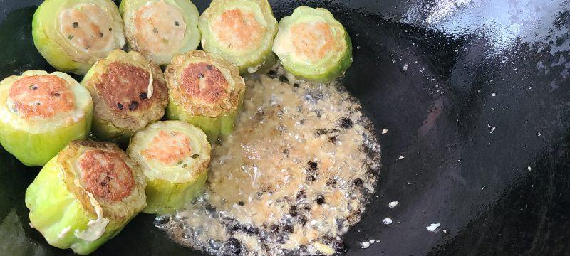 扒皮鱼焖苦瓜怎么做？步骤和技巧有哪些？