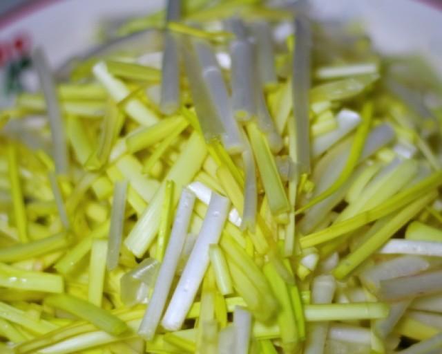 自栽蒜黄的做法是什么？如何保证蒜黄的生长质量？