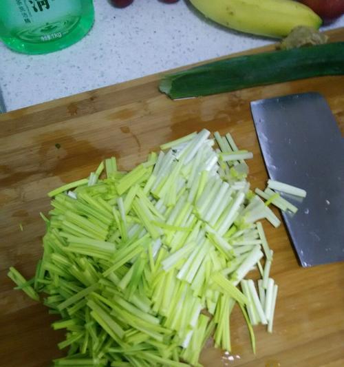 自发蒜苗的做法是什么？如何保证蒜苗生长健康？