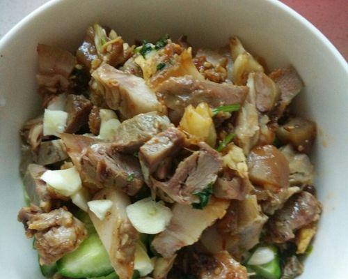 猪头肉拌黄瓜怎么做？有哪些步骤和技巧？