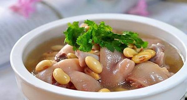 猪蹄黄花菜根汤怎么做？有哪些健康益处？
