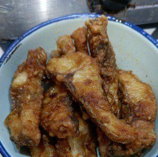 炸草鱼的做法是什么？如何确保鱼肉鲜嫩不散？