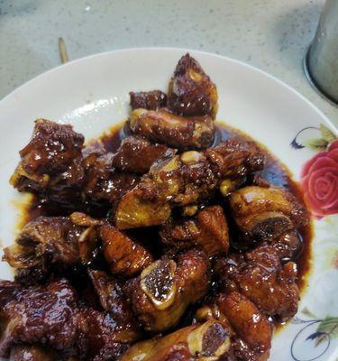 糟炸糖醋排骨的做法是什么？如何在家轻松制作？