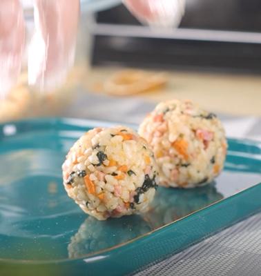 杂粮鲑鱼饭团怎么做？步骤和材料有哪些？