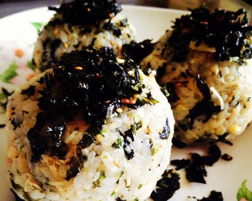 杂粮鲑鱼饭团怎么做？步骤和材料有哪些？