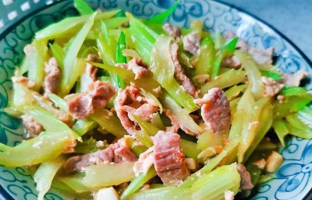 云南小瓜炒牛肉的做法是什么？如何做出地道的云南风味？