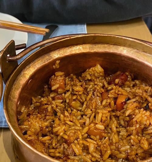 云南铜锅焖饭的做法是什么？如何在家轻松制作？