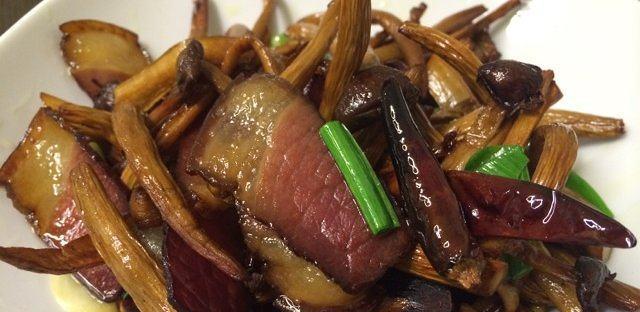 云南菌菜蛋黄茶树菇怎么做？步骤和技巧是什么？