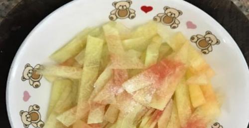 如何制作美味的腌西瓜皮？步骤和技巧是什么？