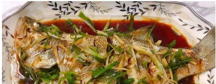 腌凤梨清蒸黑毛鱼怎么做？步骤和技巧有哪些？