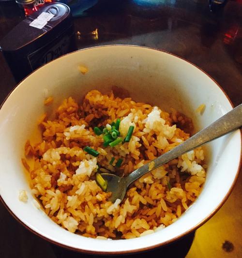 烟熏椒拌饭的做法是什么？如何在家轻松制作？