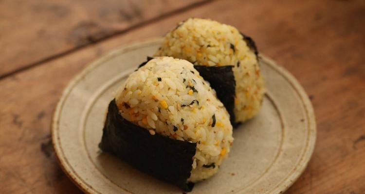 烟熏鲑鱼生菜免捏饭团怎么做？步骤和技巧是什么？