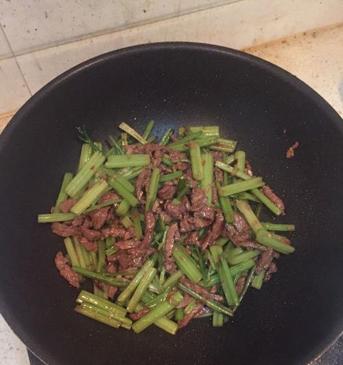 烟熏干炒芹菜怎么做？步骤和技巧有哪些？